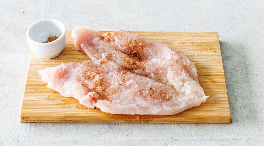 Посолите каждый пласт мяса, добавьте немного мускатного ореха и черного перца, равномерно распределив приправы по всей поверхности.