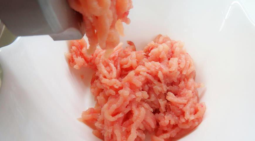 Мясо курицы отделите от костей и пропустите через мясорубку, чтобы получить фарш.