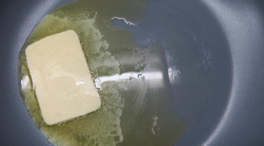 На сковороде растопите сливочное масло.
