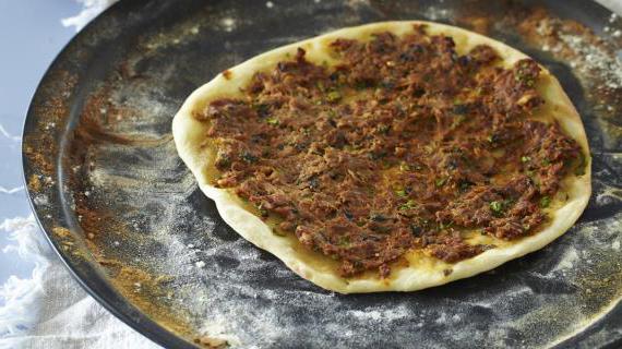 Ламаджо — армянская открытая пицца с ароматным мясным фаршем