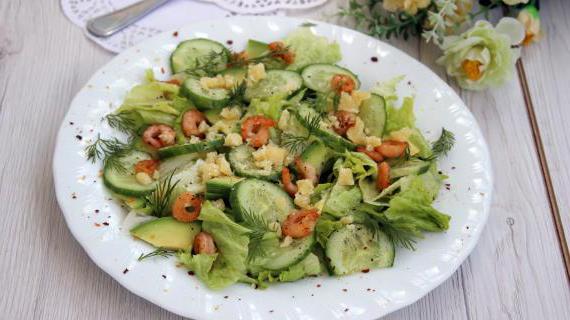 Легкий и питательный салат с креветками, сыром и свежими овощами