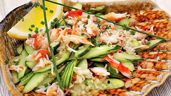 Легкий крабовый салат с огурцами и ароматным маринадом