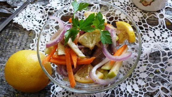 Легкий салат с малосольной сельдью, яблоком и лимоном