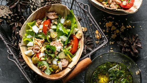 Легкий салат с тунцом, маринованными корнишонами и спелыми помидорами