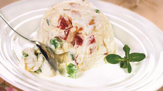 Легкий замороженный десерт с цукатами и орехами