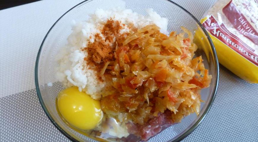 Смешиваем мясной фарш, отварной рис и обжаренную капусту. Добавляем яйцо, соль и перец по вкусу. Хорошо вымешиваем массу и формируем продолговатые котлетки. Выкладываем их на противень, смазанный маслом, и отправляем в разогретую до 200°C духовку на 20 минут.