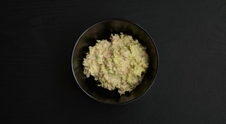 Все компоненты тщательно перемешайте в чаше. По вкусу добавьте соль и перец.
