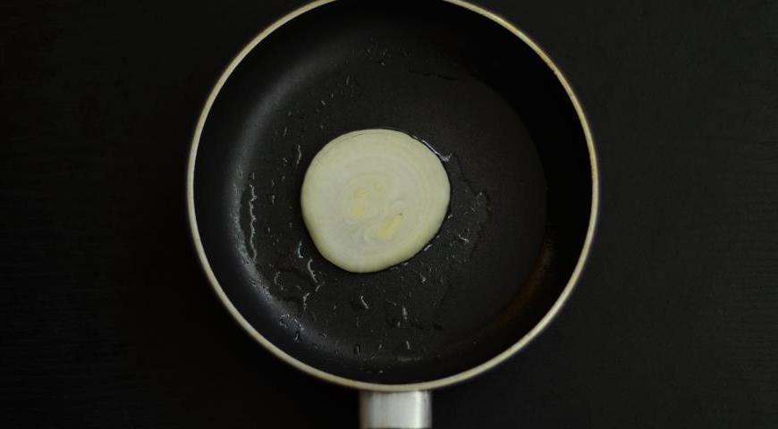 Нарезаем лук тонкими кольцами и начинаем его обжаривать.