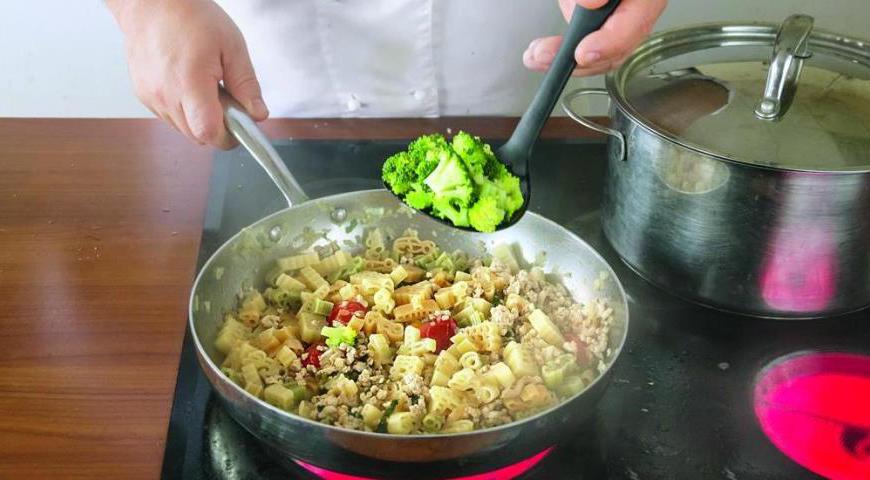 Переложите готовые макароны в сковороду с соусом, добавьте немного воды, в которой они варились (примерно 1/4 стакана). Прогрейте макароны с соусом в течение 3 минут, затем добавьте брокколи и хорошо перемешайте.