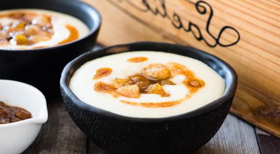 Манная каша с обжаренной грушей и изюмом