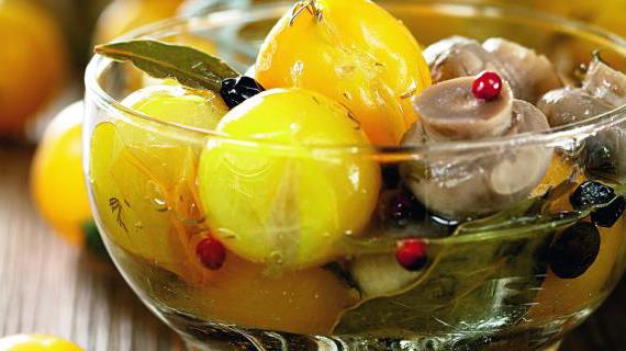 Маринованные грибы с желтыми помидорами черри: оригинальная закуска по простому рецепту