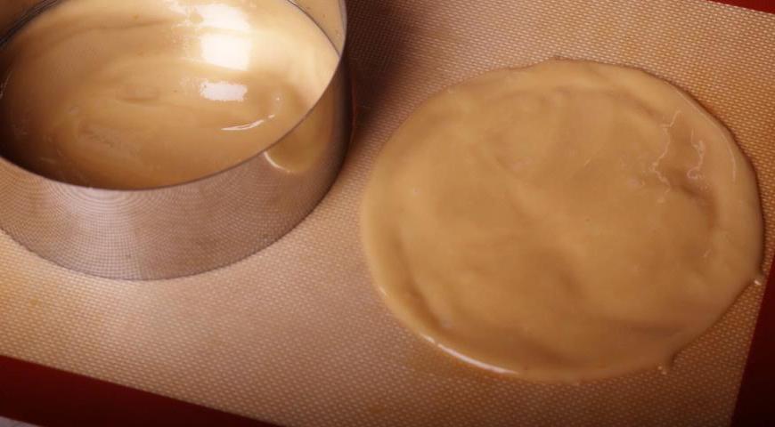 Разогрейте духовку до 180°C. Выкладывайте тесто тонким слоем на пергаментную бумагу или силиконовый коврик. Для удобства можно использовать кондитерский мешок, чтобы минимизировать отходы и упростить формирование коржей.