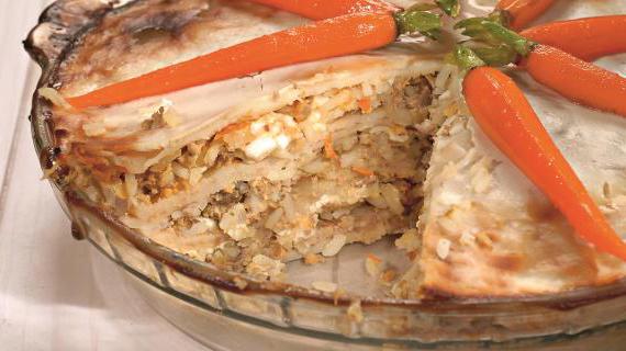 Многослойный блинный пирог с мясной начинкой и яичным гарниром