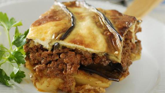 Мусака — ароматная запеканка из говядины, баклажанов и картофеля