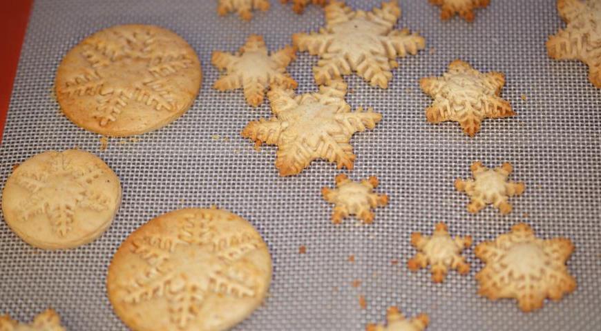 Для декора можно испечь фигурки из имбирного пряничного теста, например, снежинки или звезды.