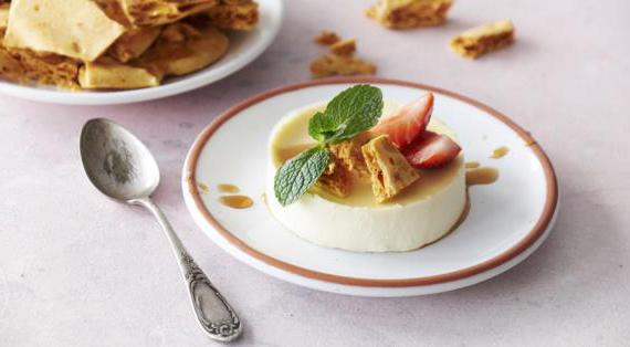 Необычный десерт: медовые соты с панакоттой и свежей клубникой