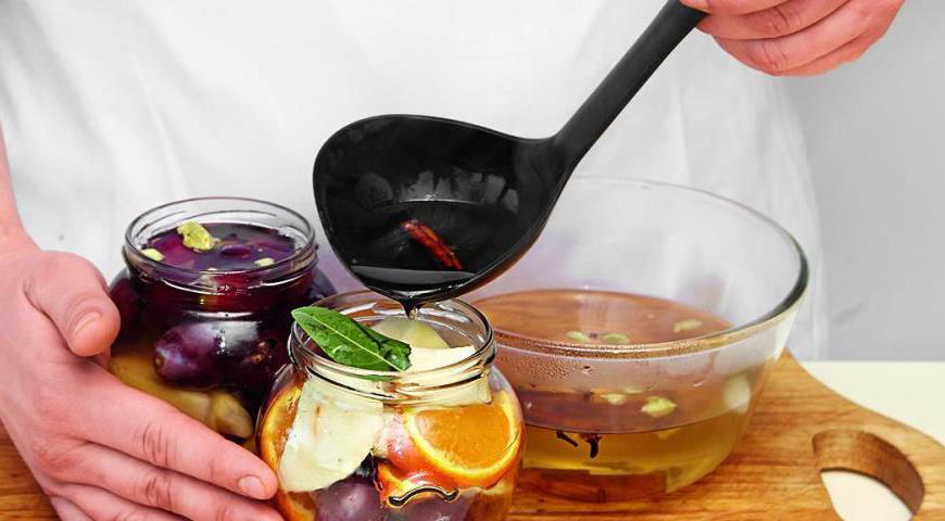 Залейте фрукты теплым маринадом, плотно закройте крышкой и оставьте настаиваться минимум на 4 дня, но лучше всего — около недели.