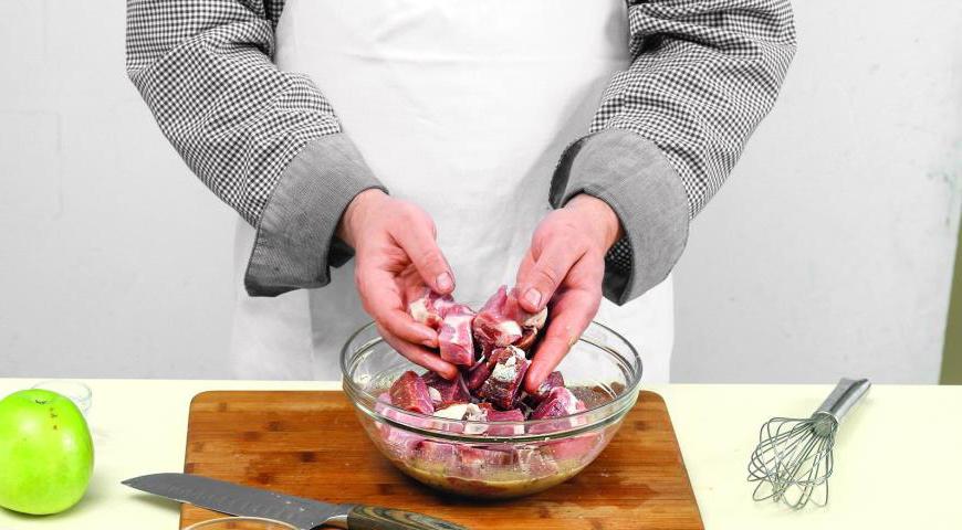 Обсушите куски свинины бумажными полотенцами и нарежьте их прямоугольными частями размером примерно 4х2,5х2,5 см. Поместите мясо в миску с маринадом, тщательно перемешайте руками, чтобы каждый кусочек был покрыт смесью. Накройте пищевой пленкой и оставьте в прохладном месте на 2–3,5 часа.