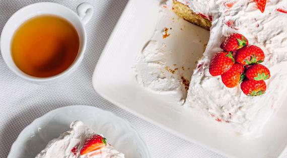 Невероятно вкусный клубничный торт с ягодами в тесте и креме
