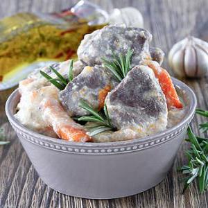 Нежный баранина в молочном соусе, приготовленная в мультиварке