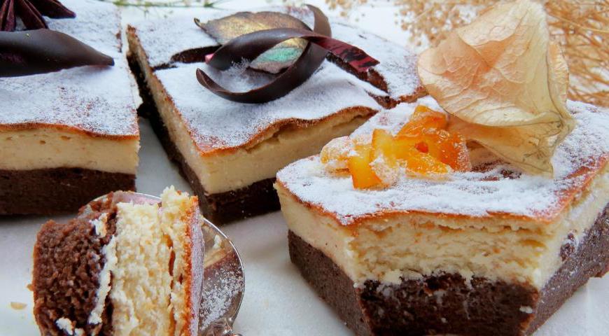 Форму для запекания смажьте маслом. Сначала вылейте банановую смесь, затем аккуратно, желательно по ложке, распределите творожный слой сверху, чтобы слои не смешались и были ровными. Выпекайте в заранее разогретой духовке при температуре 180°C примерно 40–45 минут. После готовности охладите и украсьте по желанию — можно сахарной пудрой, ягодами или шоколадной стружкой. Банан почти не чувствуется, поэтому даже те, кто не любит его в выпечке, оценят этот десерт.