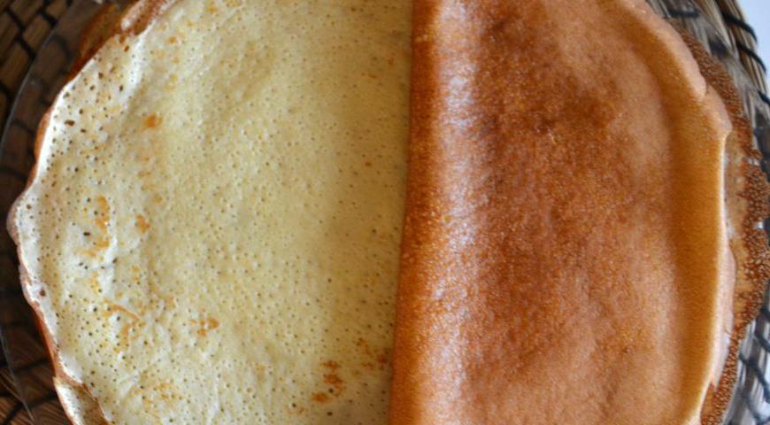 Разогрейте сковороду и смазывайте её слегка маслом перед каждым новым блином. Выпекайте каждый блин с двух сторон до золотистого цвета. У вас должно получиться около 22–24 блинов.