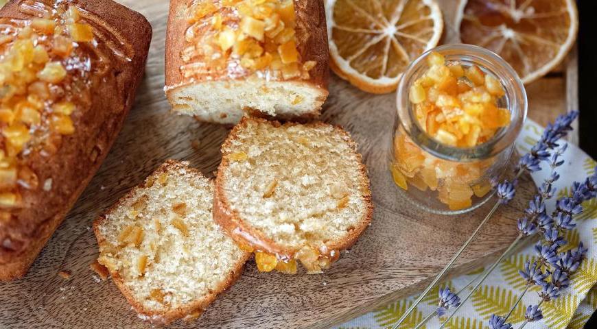 Для украшения нанесите глазурь, посыпьте кокосовой стружкой и украсьте цукатами. Кстати, вкус кекса становится еще более насыщенным на второй день!