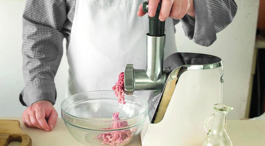 Пропустите третью часть свинины через мясорубку с крупной решеткой, остальную – с мелкой. Посолите фарш и добавьте немного перца.
