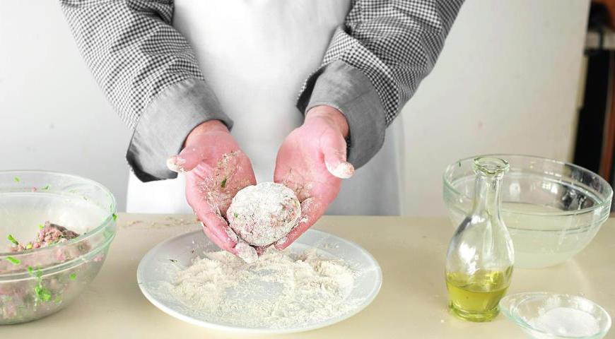Сформируйте котлеты диаметром примерно 9 см и толщиной 2,5–3 см, используя слегка влажные руки. Обваляйте их в муке, стряхнув излишки.