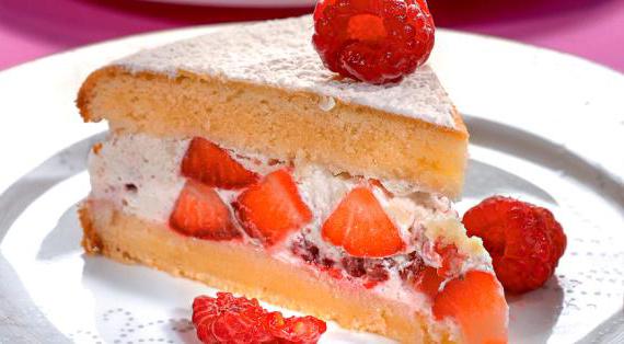 Нежный бисквит с ароматным клубничным кремом и ягодным декором