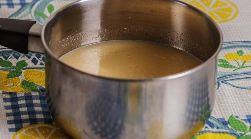 Перелейте полученное кукурузное пюре в кастрюлю, добавьте два стакана воды и доведите до кипения на среднем огне.