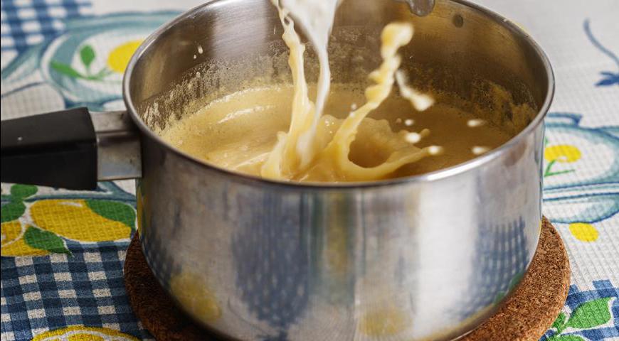 Соедините кукурузную смесь с молочно-мучной основой. Посолите по вкусу и варите еще около 10 минут, регулярно помешивая, чтобы предотвратить пригорание.