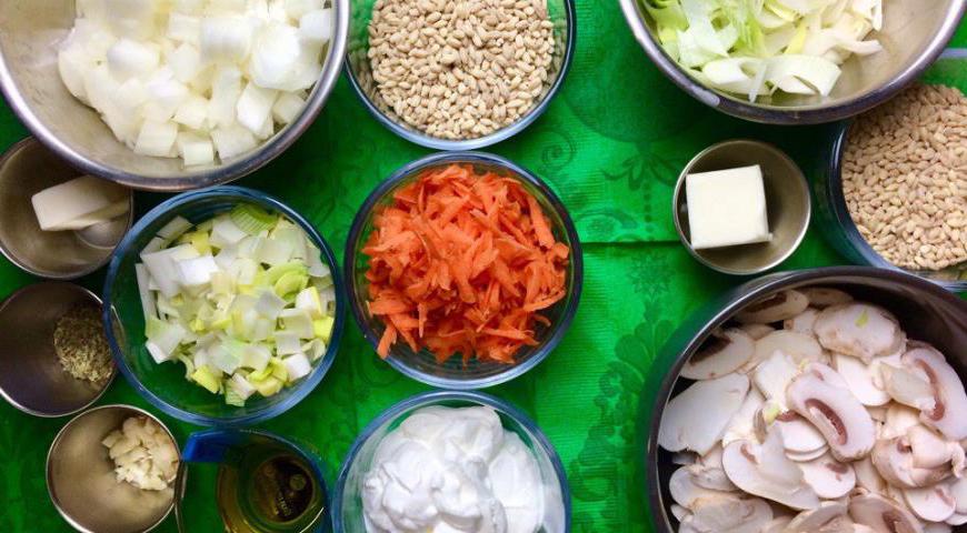 Разложите все продукты по мискам заранее. В процессе приготовления времени на подготовку уже не будет. Лучше всего последним нарезать лук и чеснок.
