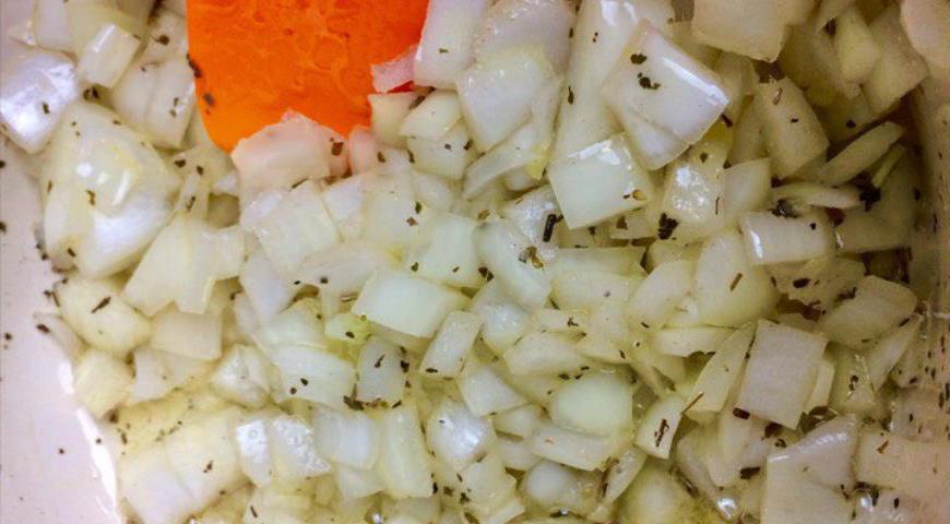 Как только масло запенится, добавьте репчатый лук и орегано. Помешивайте раз в 30 секунд в течение 6 минут, пока лук не станет мягким и прозрачным.