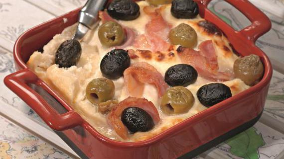 Изысканный творожный паштет с оливками, маслинами и беконом