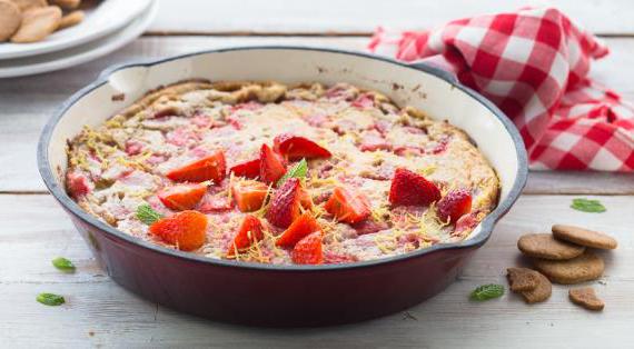 Нежный сладкий омлет с клубникой и ароматным джемом