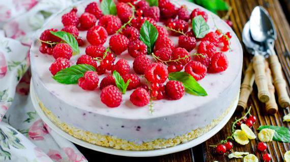 Нежный торт с малиной, сметаной и кукурузными хлопьями