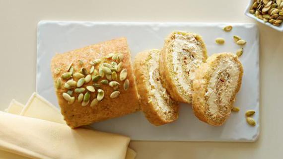 Нежный тыквенный рулет с ароматной сметаной и хрустящими семечками