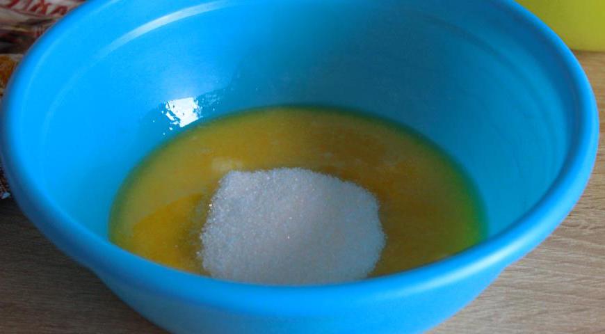 Растопите сливочное масло и смешайте его с сахаром до однородной массы.