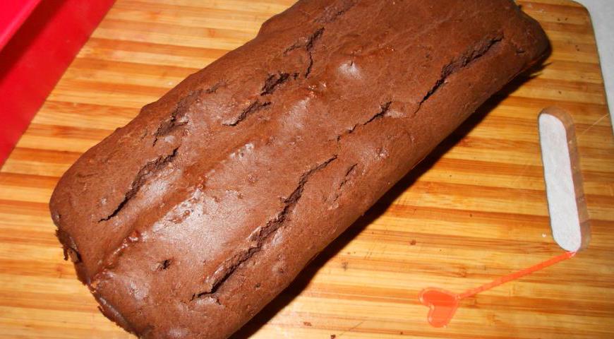 Отправьте форму в духовку, разогретую до 180 °C, и выпекайте примерно 40 минут. Проверьте готовность деревянной шпажкой — если она выходит сухой, кекс готов. Полностью остудите изделие перед дальнейшей обработкой.