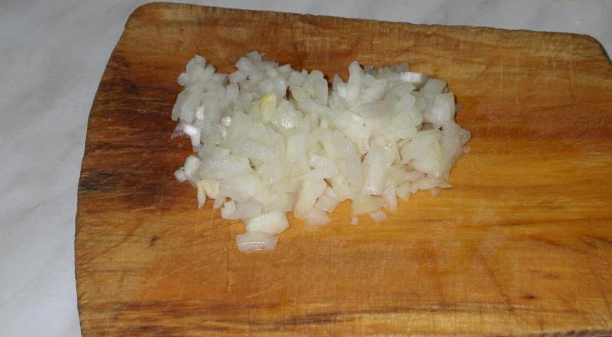 Репчатый лук мелко шинкуем ножом.
