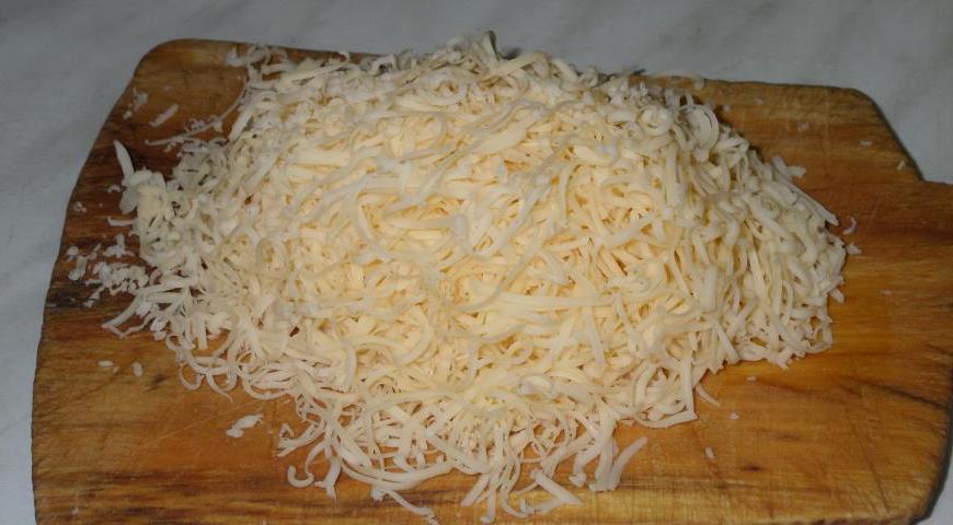 Сыр натираем на мелкой тёрке до состояния пышной массы.