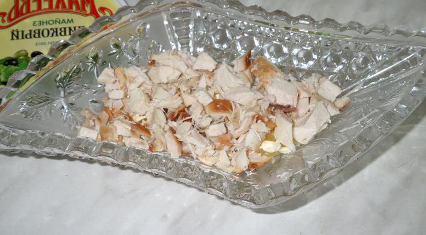 Третий слой — куриная грудка.
