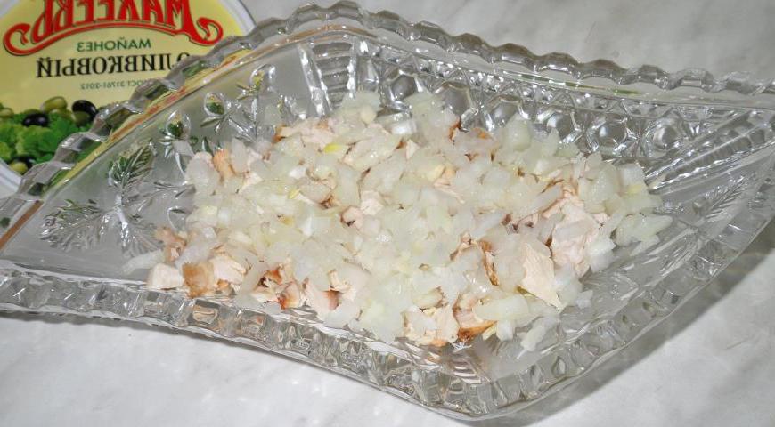 Четвертый слой — маринованный лук.