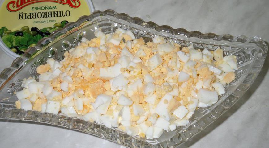 Пятый слой — нарезанные куриные яйца.