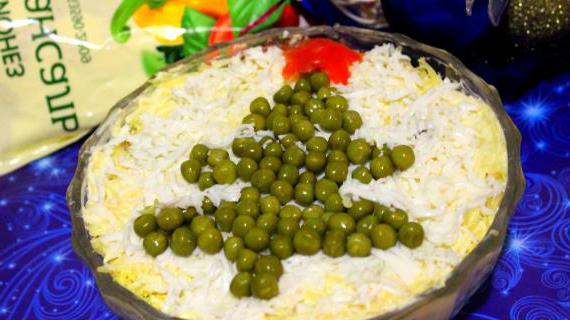 Новогодний слоеный салат с курицей и грибами в форме ёлочки
