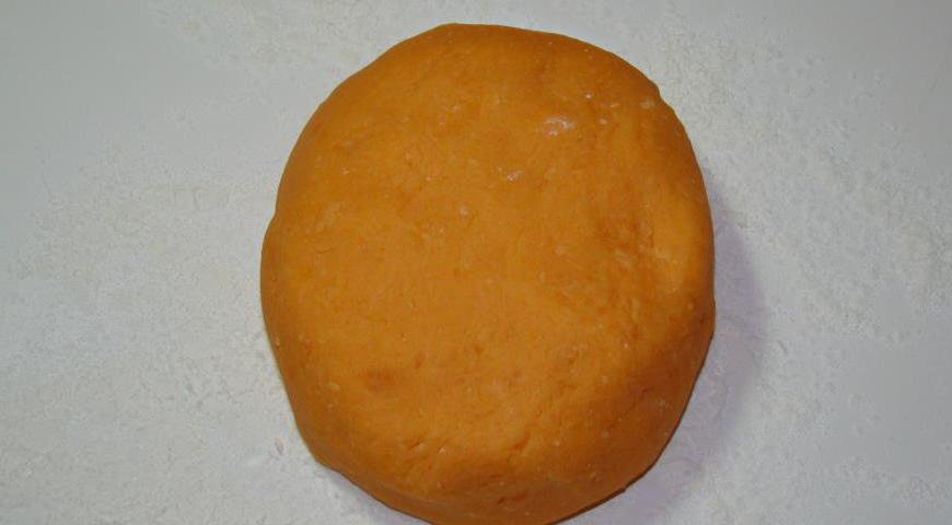 Выложите тесто на поверхность, посыпанную кукурузным крахмалом, и вымесите эластичное тесто. Работайте в перчатках, так как тесто горячее. Заверните в пленку и дайте остыть.