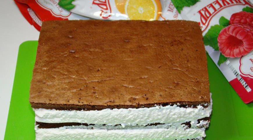 Повторите процесс с остальными коржами. Верхний корж тоже покройте кремом и джемом. Поставьте торт в холодильник для застывания на несколько часов.