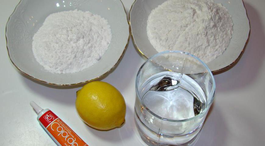 Рисовую муку смешайте с сахарной пудрой, водой, лимонным соком и красителем до однородности. Поставьте в микроволновку на 2 минуты, перемешивая каждые 30 секунд, пока масса не загустеет.