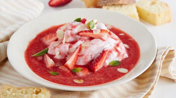 Охлаждающий клубничный суп с ароматным сырно-сливочным кремом